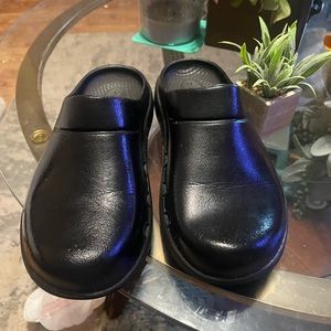 OOFOS Oocloog Women's Unisex
Recovery Clog